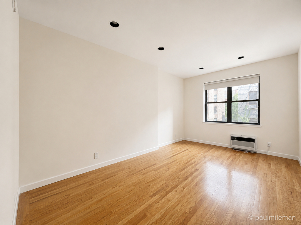 East 10th Street - Photo 1