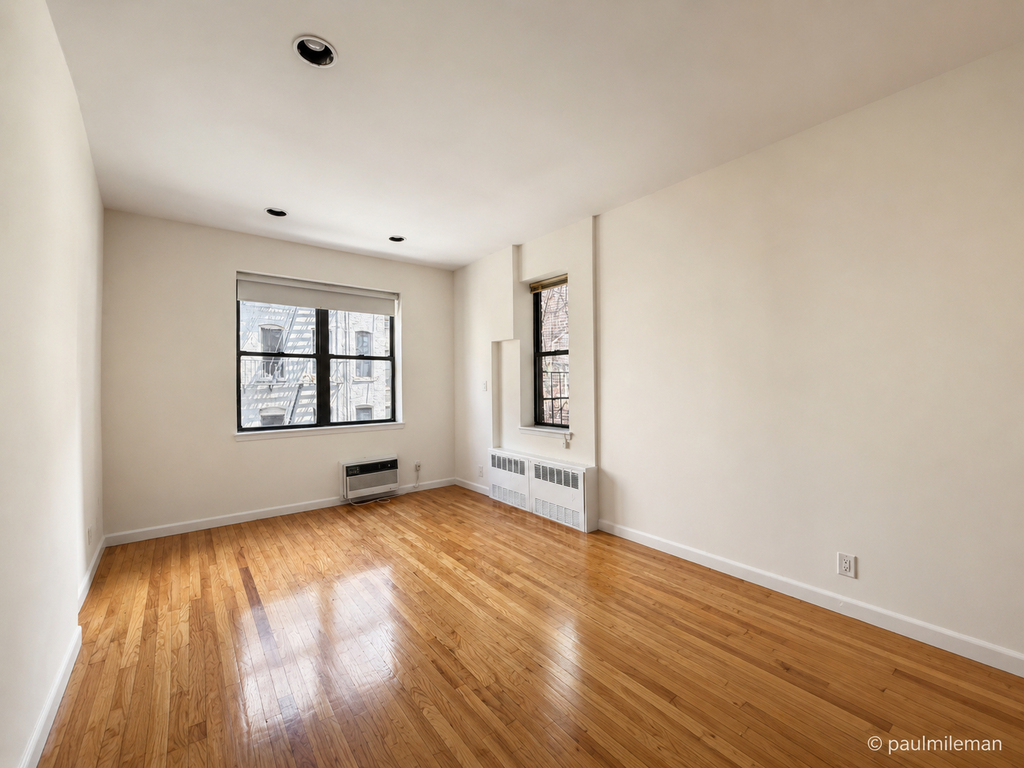 East 10th Street - Photo 0