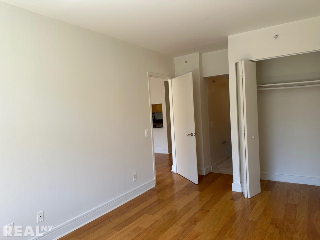 323 W 96th St - Photo 10