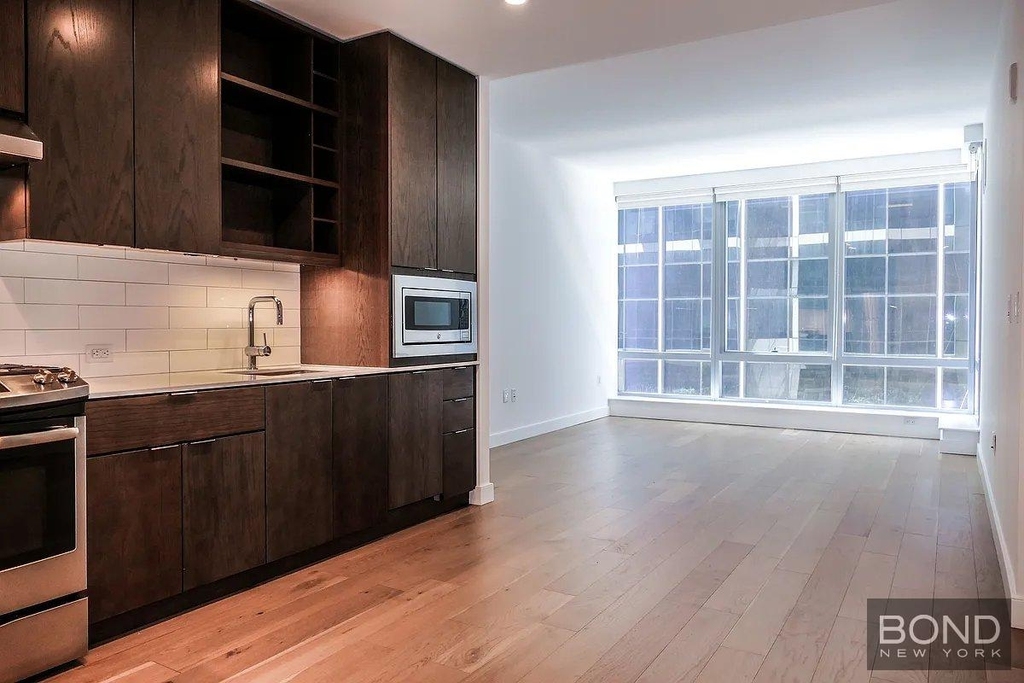 East 39th Street - Photo 0