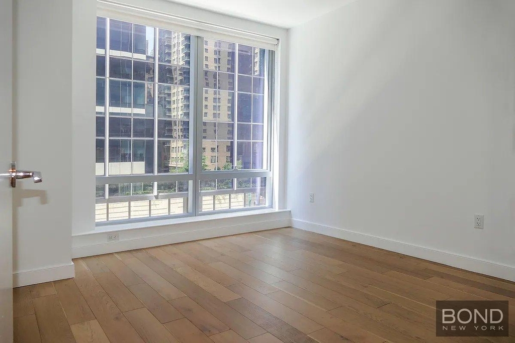 East 39th Street - Photo 2
