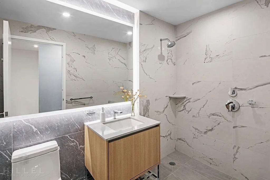 1st Avenue - Photo 1