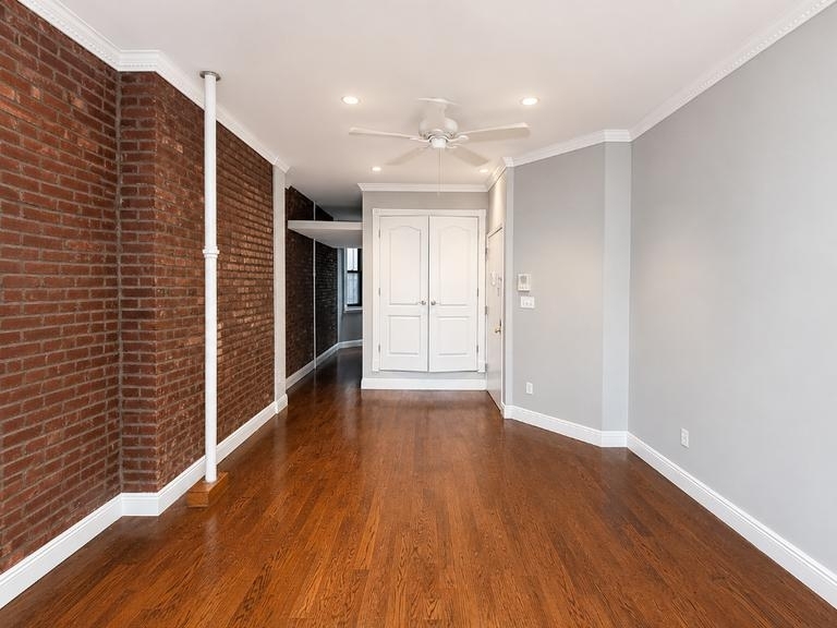 Tenth Avenue - Photo 12