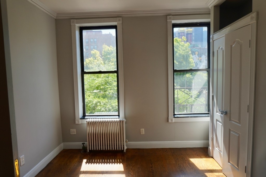 Tenth Avenue - Photo 16