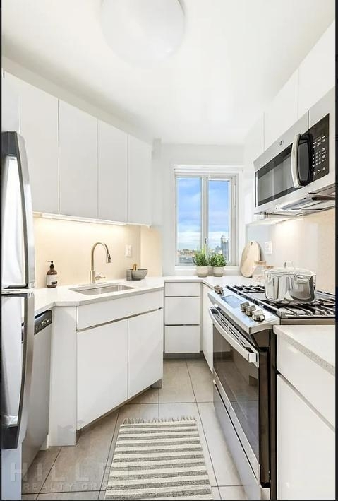 Avenue C - Photo 5