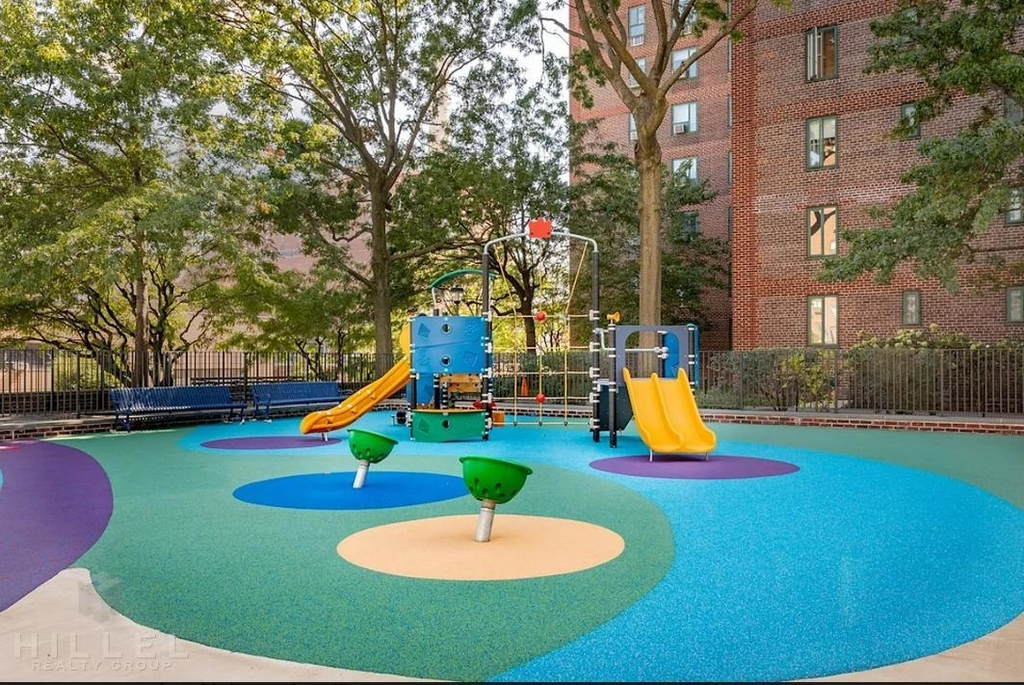 Avenue C - Photo 10