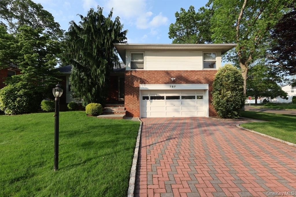 757 Leslie Lane - Photo 0