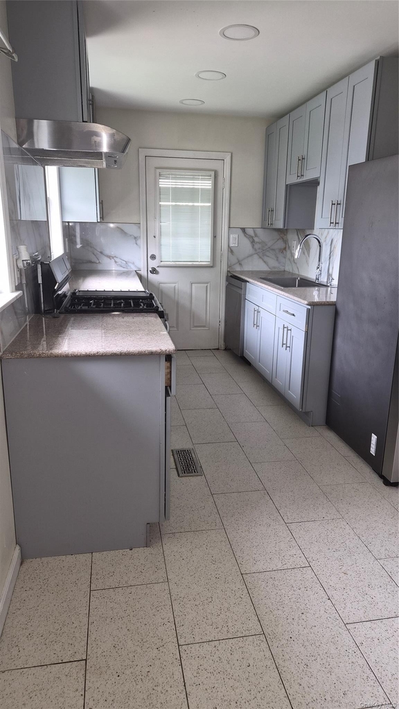 94 Gates Avenue - Photo 17