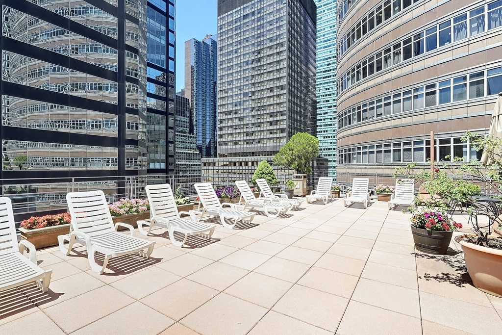 211 E 53rd Street - Photo 13
