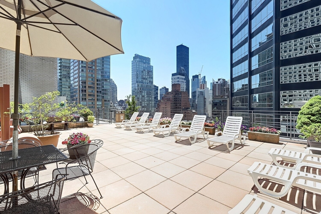 211 E 53rd Street - Photo 12