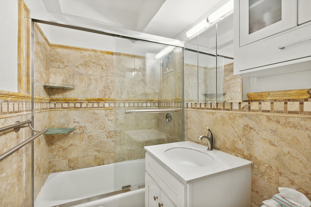 211 E 53rd Street - Photo 6