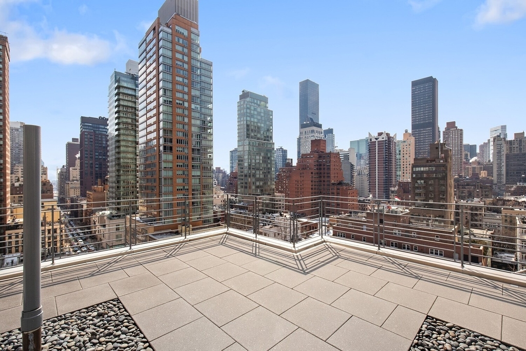 211 E 53rd Street - Photo 11