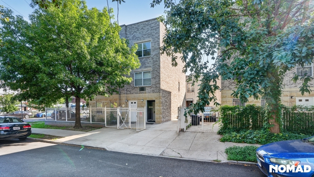 747 Essex Street - Photo 2