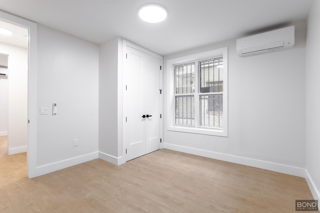 558 Empire Boulevard - Photo 3