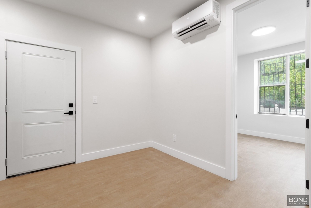558 Empire Boulevard - Photo 2