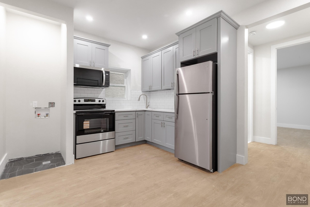 558 Empire Boulevard - Photo 0