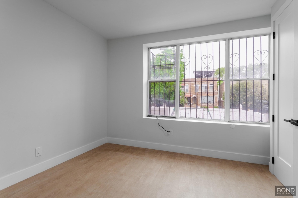 558 Empire Boulevard - Photo 5