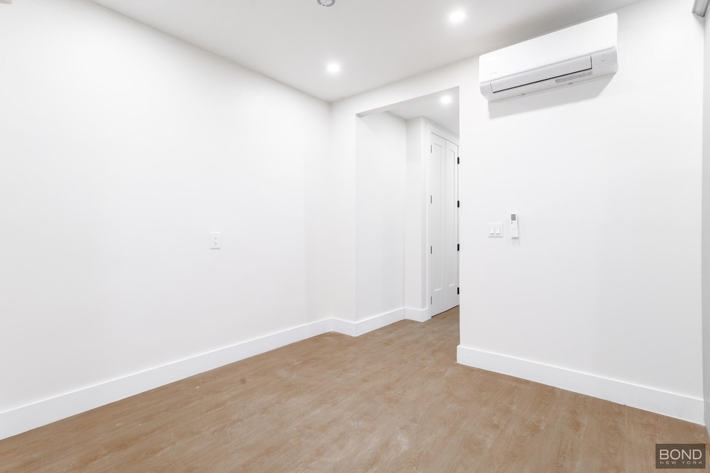 558 Empire Boulevard - Photo 3