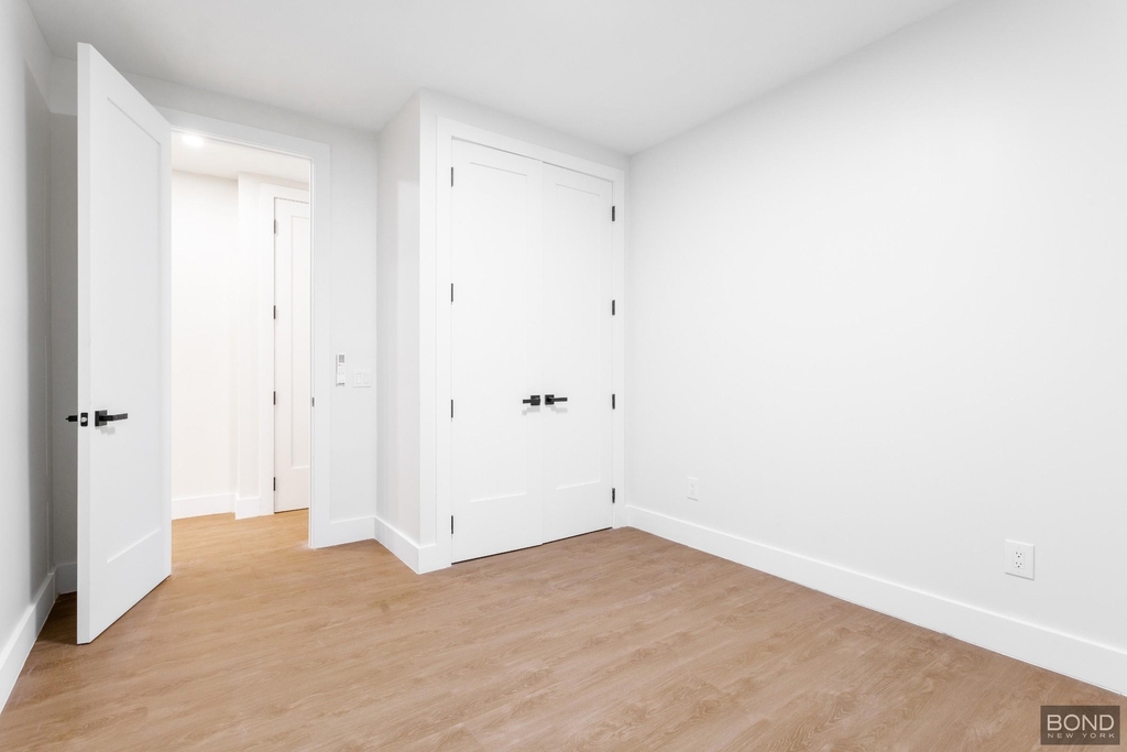 558 Empire Boulevard - Photo 2