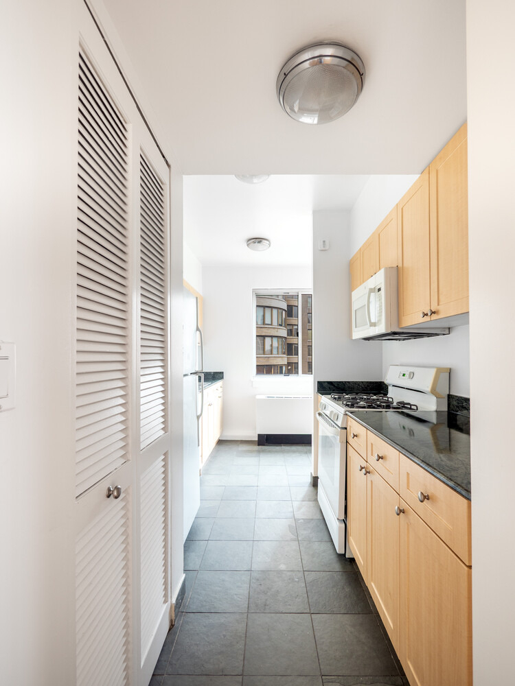 308 E 38th Street - Photo 4