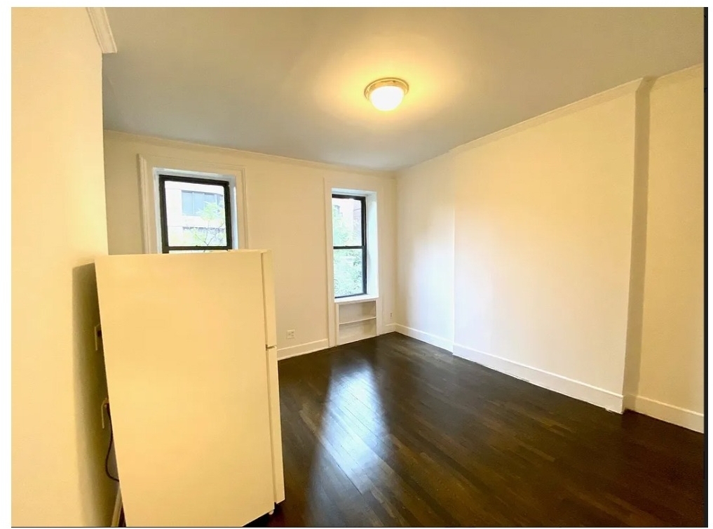 243 E 39th Street - Photo 2