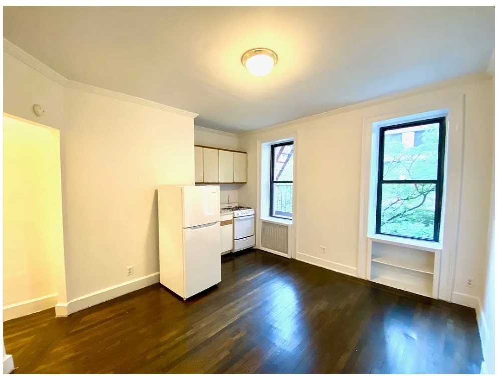 243 E 39th Street - Photo 0