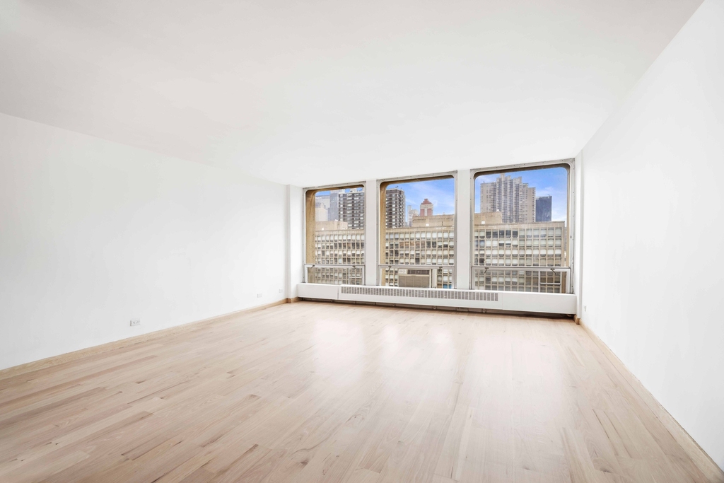 333 E 30th Street - Photo 2