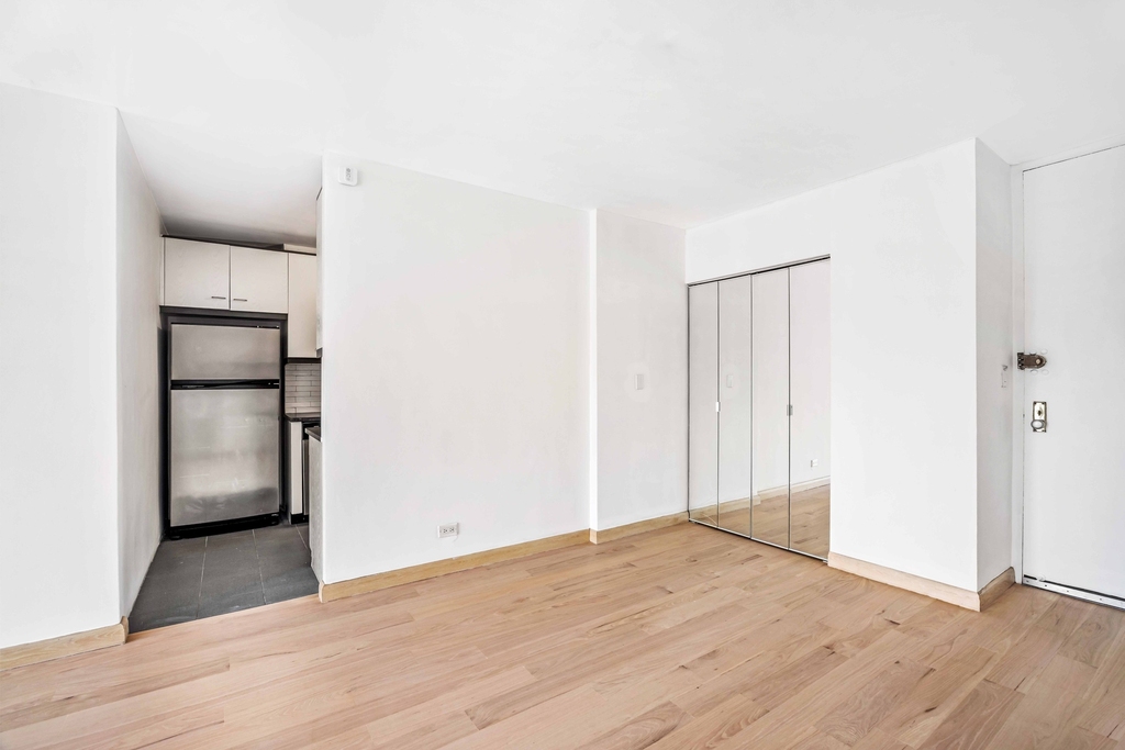 333 E 30th Street - Photo 6