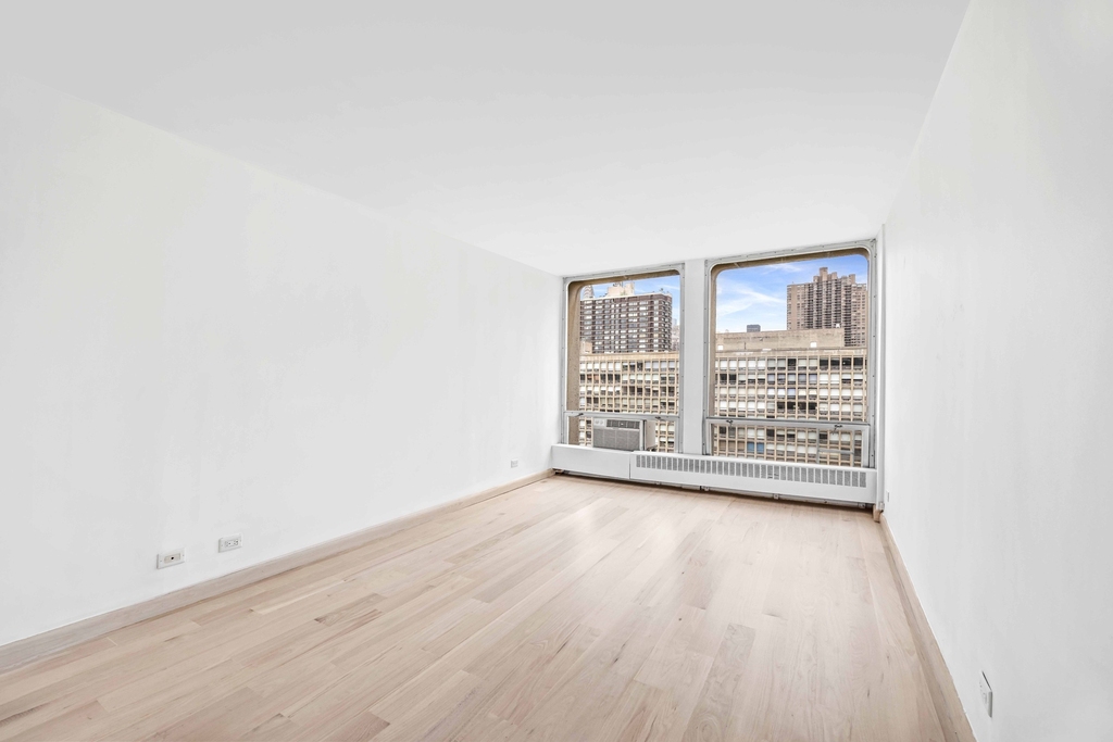 333 E 30th Street - Photo 5