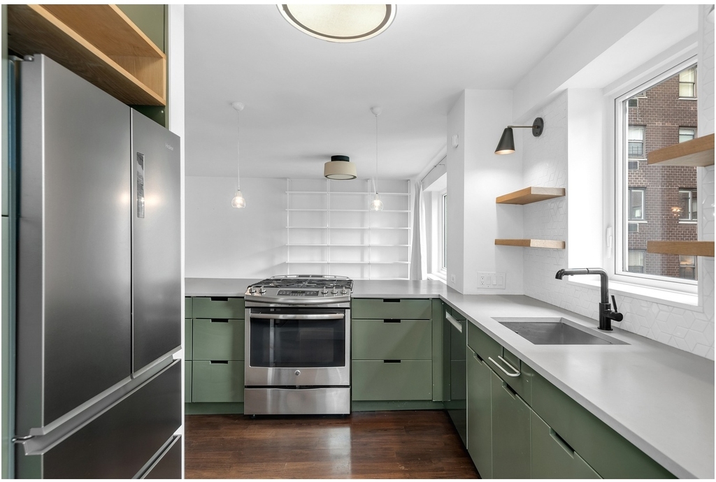 411 E 53rd Street - Photo 3