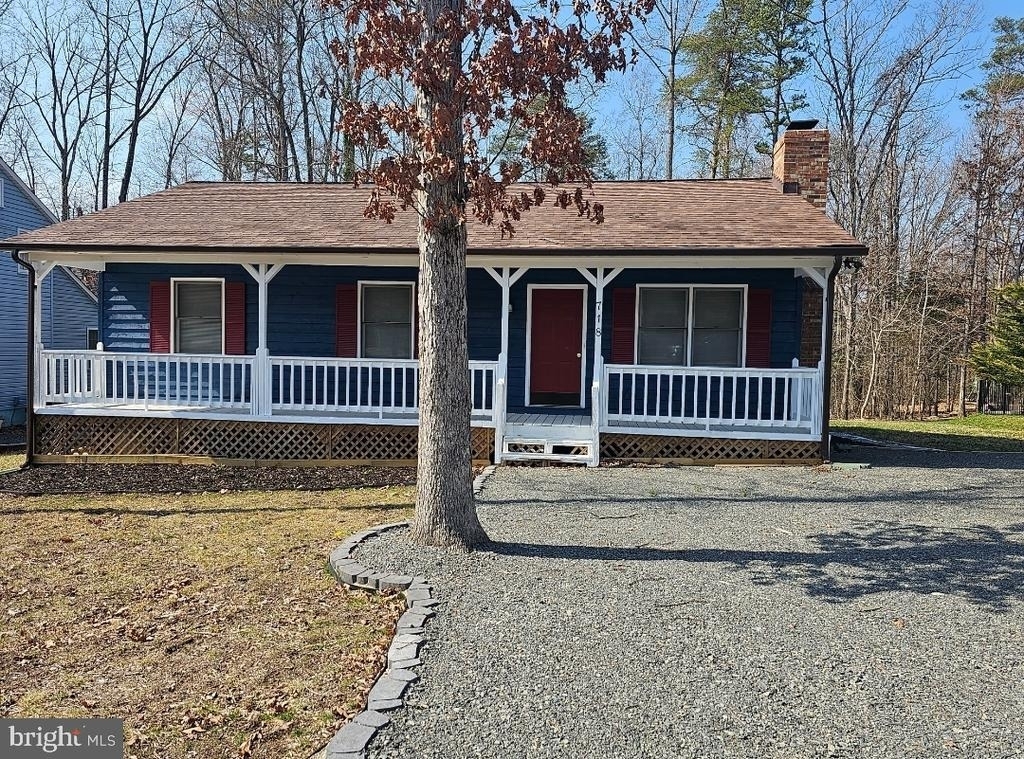 718 Lakeview Parkway - Photo 0