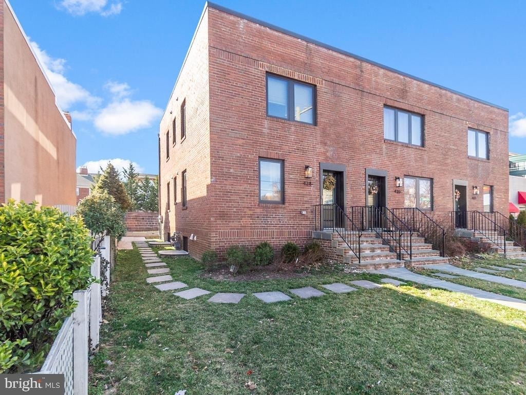 428 N Henry Street - Photo 2