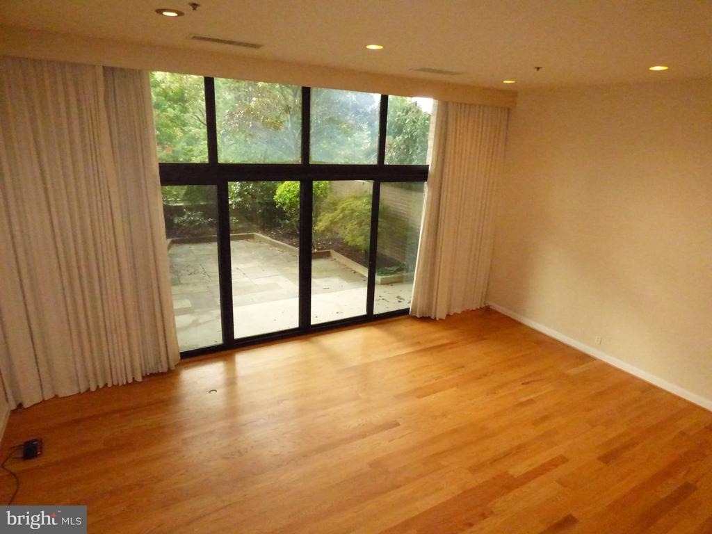 1401 N Oak Street - Photo 3