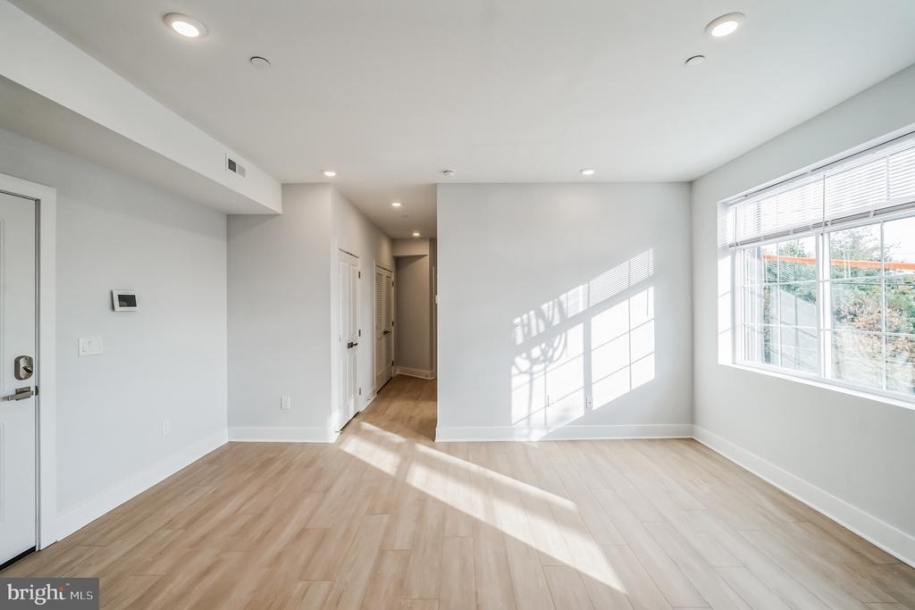 646 N 32nd Street - Photo 2