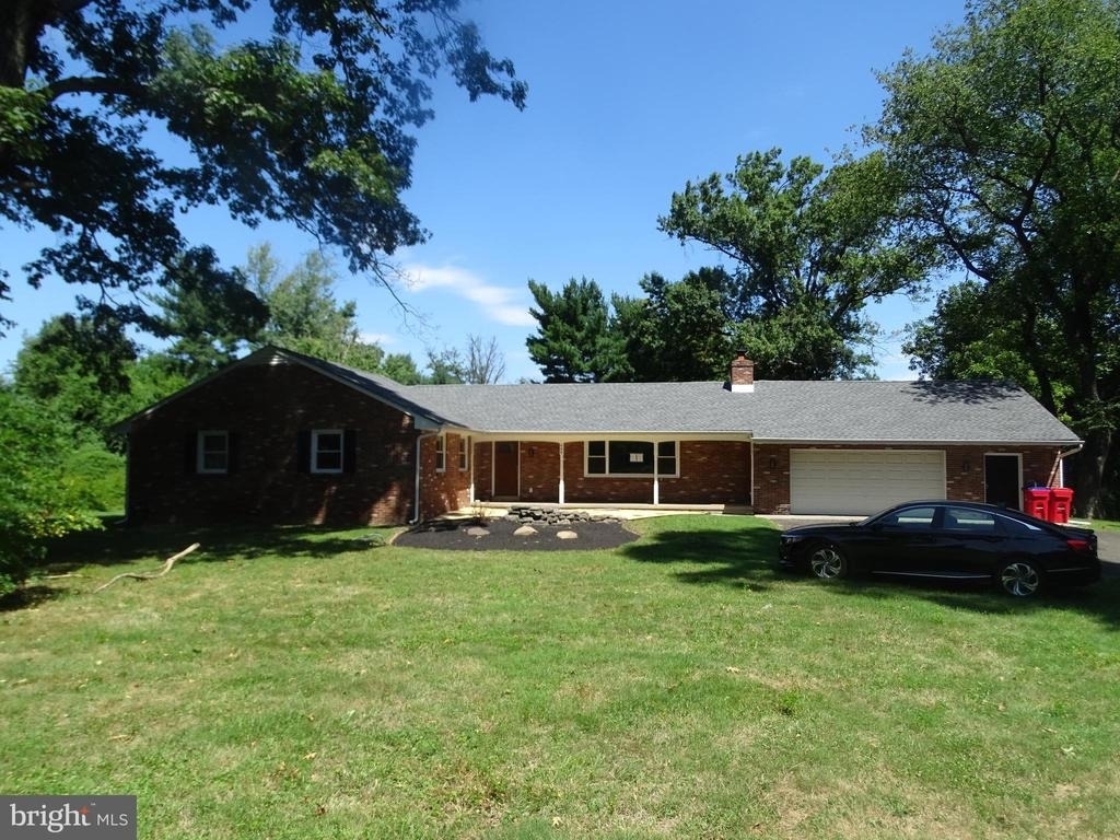 449 Street Road - Photo 0