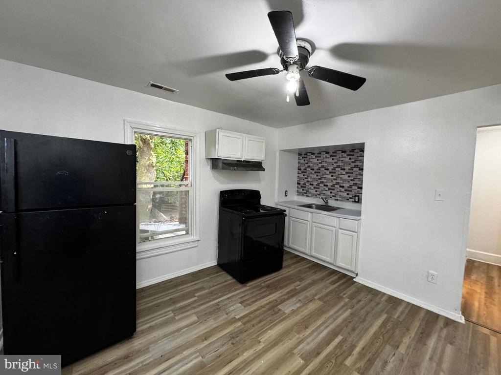 323 E Vine Street - Photo 2