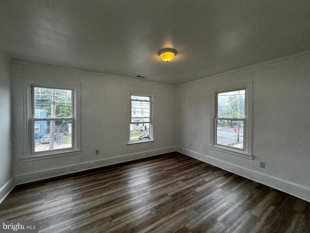 323 E Vine Street - Photo 18
