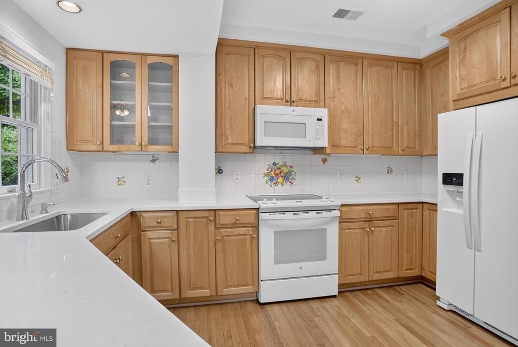 4705 Hunt Avenue - Photo 3