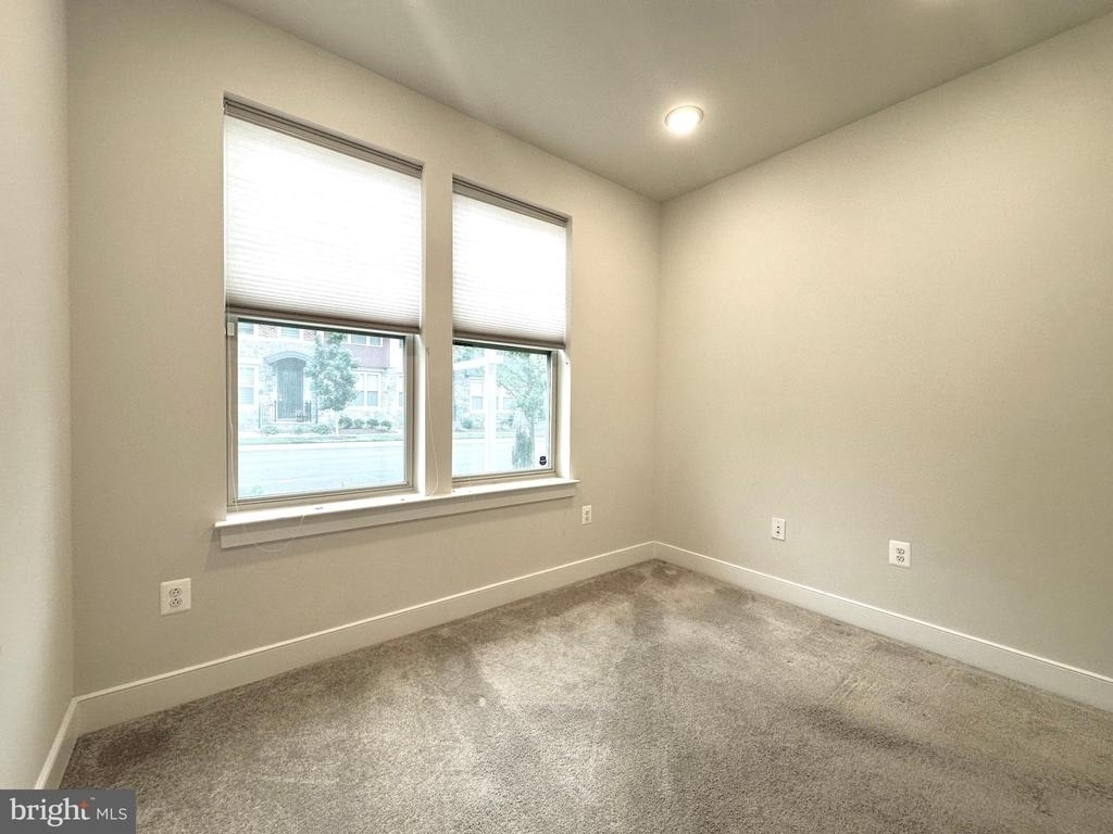 1009 Rockwell Avenue - Photo 3