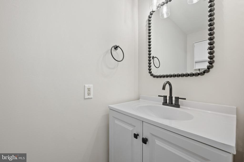 6356 Ducketts Lane - Photo 6