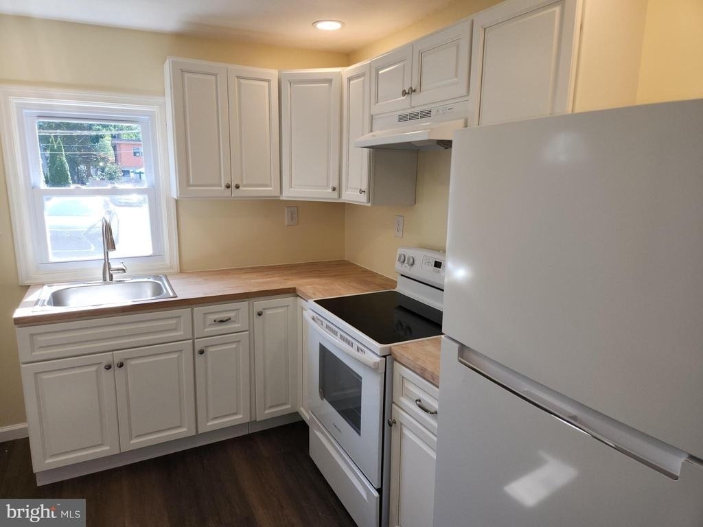714 Revolution Street - Photo 2