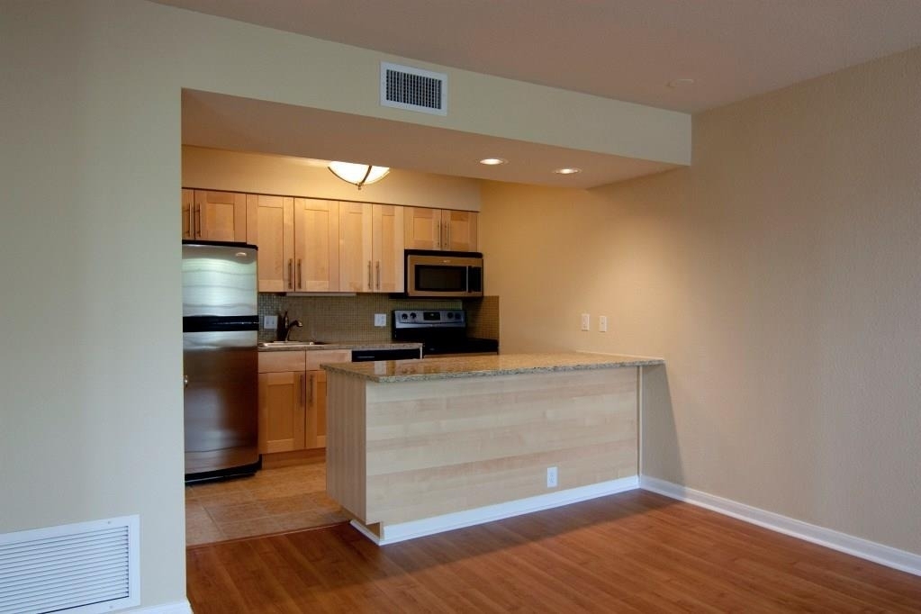 7685 Northcross Dr - Photo 3