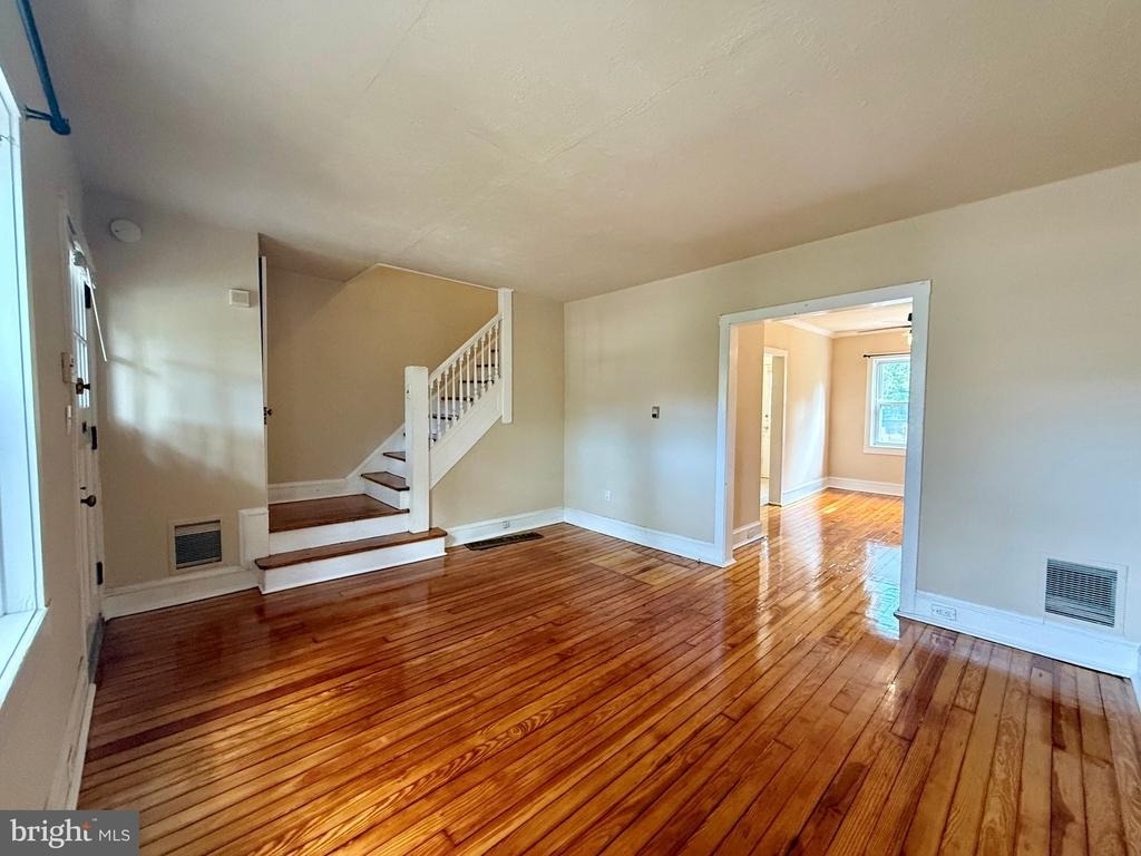 2105 Gilles Street - Photo 2