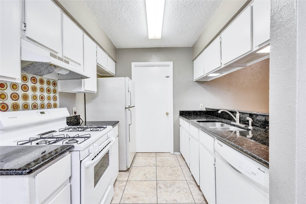 10801 Lanshire Dr - Photo 6