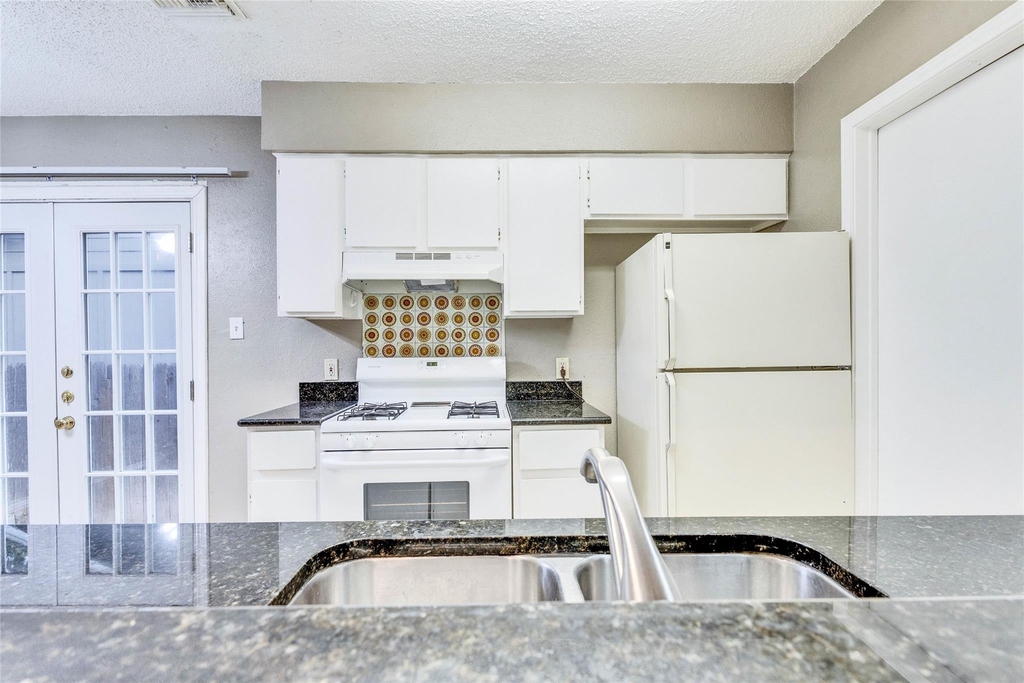 10801 Lanshire Dr - Photo 7