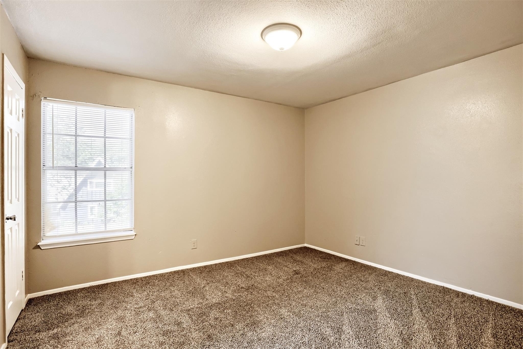 1302 Radcliff Dr - Photo 5