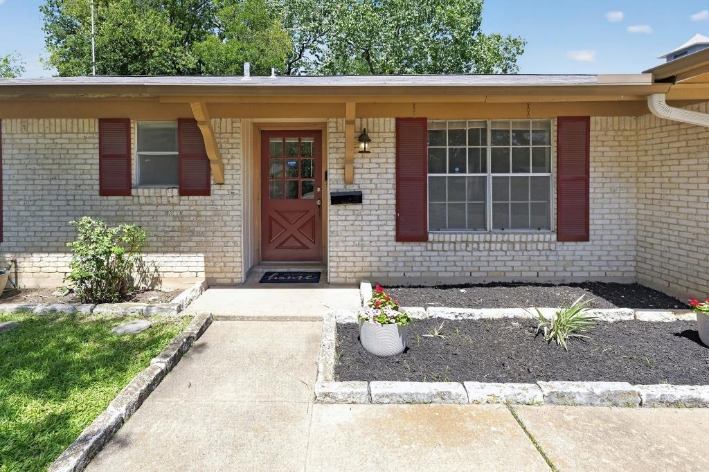 8602 Colonial Dr - Photo 2
