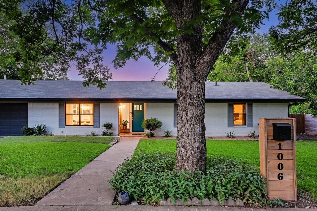 1006 Hollybluff St - Photo 0