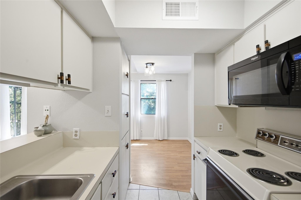 9226 Jollyville Rd - Photo 10