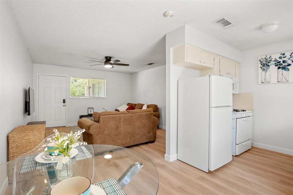 8603 Woodstone Dr - Photo 4
